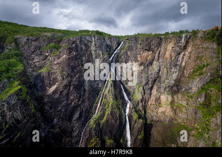 Valle Voringsfoss rocce e cascate del paesaggio. Foto Stock