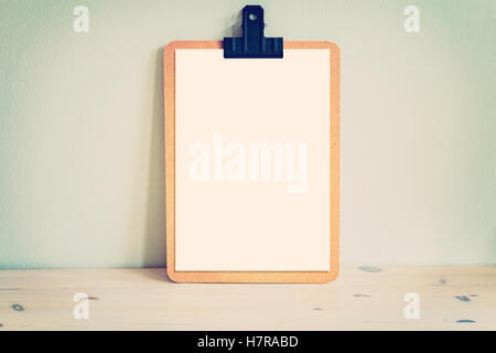 Immagine di un di legno appunti mock up con il bianco della carta vuoto. Foto Stock