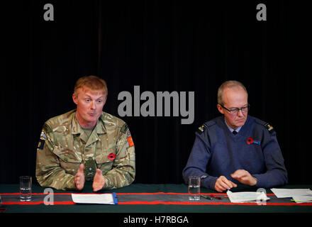 Il Maggiore Generale Alastair Dickinson (sinistra), Direttore di esercito di fondare e di infrastruttura e Air Vice Marshal Ross Paterson (a destra), aria Officer per la Scozia, annunciare la chiusura del Fort George Army Base in Inverness, a caserma Dreghorn, Edimburgo. Foto Stock