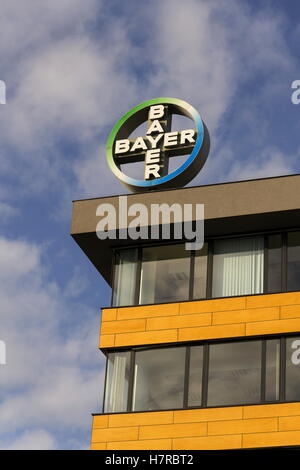 Praga, Repubblica Ceca - 7 novembre: Bayer Pharmaceutical Company logo sulla costruzione della sede centrale ceca. Foto Stock