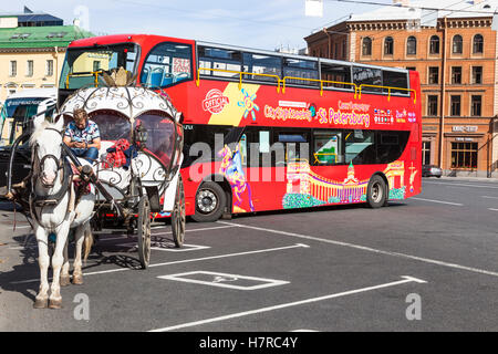 Cavallo e Carrozza e giro turistico della città in autobus, San Pietroburgo, Russia Foto Stock