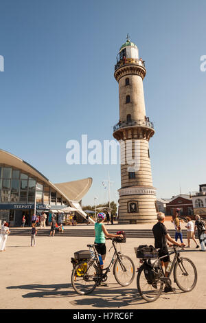 Il faro e il ristorante Teepott, Warnemunde, Germania Foto Stock