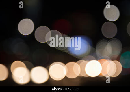 Luci della città defocalizzata, abstract scena notturna. Foto Stock