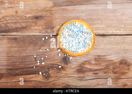 Olandese tradizionale celebrazione nascita biscotto con muisjes blu su sfondo di legno Foto Stock