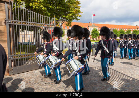 Marching Band di soldati lasciando le caserme presso il Castello di Rosenborg, Copenhagen, Danimarca Foto Stock