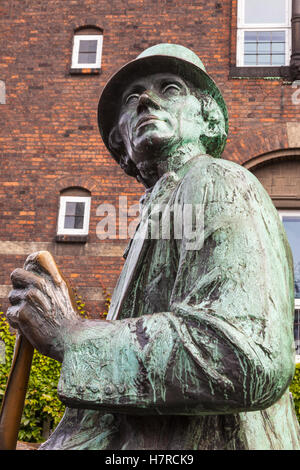 Hans Christian Andersen statua, vicino alla piazza del Municipio, Copenhagen, Danimarca Foto Stock