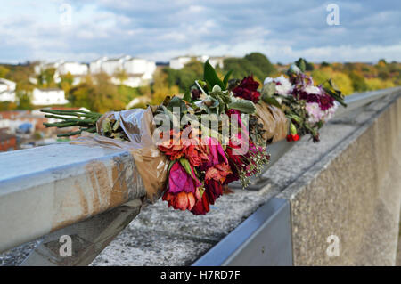L'avvizzimento fiori sul ponte Itchen in Southampton eventualmente in memoria di una vittima di suicidio Foto Stock