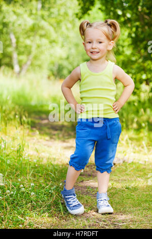 Bellissima bambina in piedi su un percorso in posizione di parcheggio Foto Stock