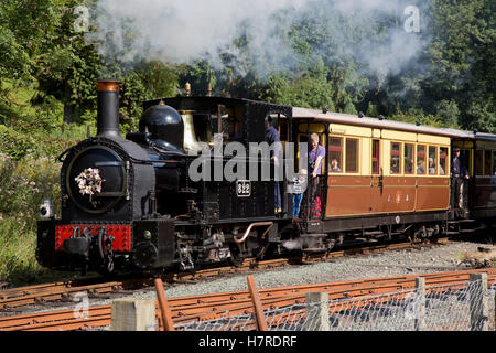 Welshpool e luce Llanfair locomotore ferroviario conte su un treno speciale con carrozze Pickering. Foto Stock