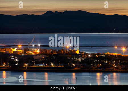 Vista del tramonto di Port Nelson con il Monte Arthur gamma di montagne in distanza Foto Stock