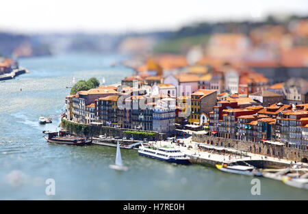 Vista aerea del vecchio centro della città di Porto e il fiume Douro, Portogallo. Tilt-shift Effetto Miniatura Foto Stock