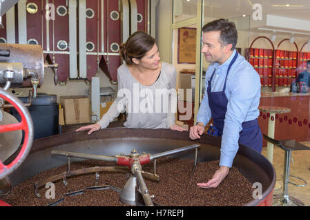 I dipendenti di test di qualità di caffè durante la tostatura in fabbrica Foto Stock