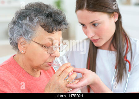 Il caregiver con e vecchia donna Foto Stock