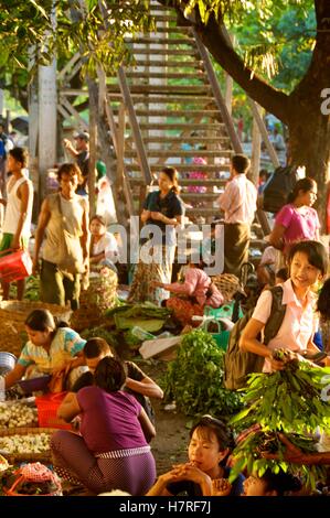 Yangon, Myanmar - 10 novembre 2014. Scena di mercato sulla piattaforma di Yangon Circle Line Foto Stock