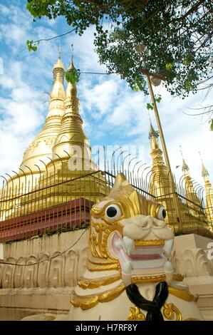 Yangon, Myanmar - 11 novembre 2014. Mitica creatura e pagode (stupa), Shwedagon. Foto Stock