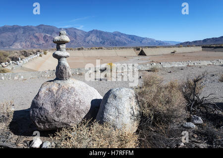 Rock monumento costruito da Japanese-American gli internati al serbatoio di acqua per il Manzanar War Relocation Center. Foto Stock