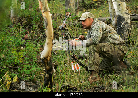 Elk Cacciatore con archetto Foto Stock