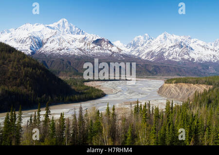 Vista di Matnuska River Valley da Glenn autostrada fuori Palmer, vicino il ghiacciaio Matanuska, area centro-sud della Alaska in primavera Foto Stock