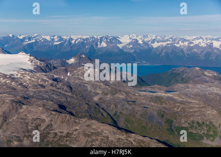 Vista aerea di Seward e Risurrezione Bay in una limpida giornata estiva, montagne in primo piano e sullo sfondo, Penisola di Kenai, sud-centrale di Alaska Foto Stock