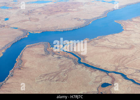 Vista aerea di un ruscello che scorre attraverso un paesaggio tundra riempito con piccoli stagni, Yukon Delta, Arctic Alaska Foto Stock