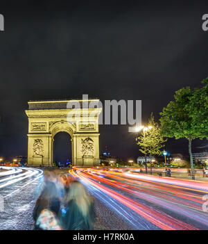 Arc de Triomphe e luci auto di notte Foto Stock