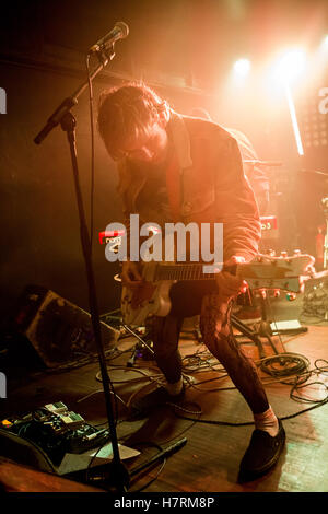 Milano Italia. Il 6 novembre 2016. Il cantante-cantautore EZRA FURMAN suona dal vivo sul palco presso il Circolo Magnolia durante il suo "tour europeo 2016' Credit: Rodolfo Sassano/Alamy Live News Foto Stock