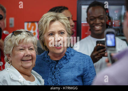 Non costituite in Palm Beach County, Florida, Stati Uniti d'America. 7 Nov, 2016. Elezioni presidenziali democratiche speranzoso Hillary Clinton colloqui con patroni in corrispondenza di una periferia ovest di Palm Beach Dunkin' Donuts Martedì, Marzo 15, 2016. © Handout/Palm Beach post/ZUMA filo/Alamy Live News Foto Stock