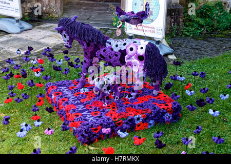 Warminster, Wiltshire, Regno Unito. 7 Nov 2016. Uncinetto e maglia a mano papaveri in Warminster Campo di ricordo a St Lawrence Cappella, High Street, Warminster, Wiltshire, Regno Unito, per commemorare la British and Commonwealth caduti Credito: Andrew Harker/Alamy Live News Foto Stock