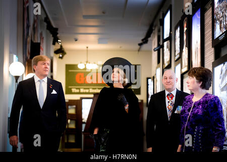 Wellington, Nuova Zelanda. 7 Nov, 2016. Willem-Alexander re e regina Maxima dei Paesi Bassi visitare la Grande Guerra mostra presso il Museo Dominion edificio a Wellington, Nuova Zelanda, 7 novembre 2016. La Dutch King e Queen sono in Nuova Zelanda per un 3 Giorno in visita di stato. Foto: Patrick van Katwijk//point de vue fuori - nessun filo SERVICE -/dpa/Alamy Live News Foto Stock