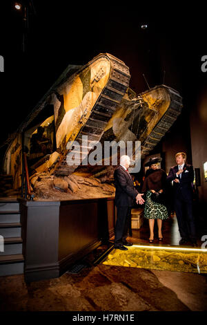 Wellington, Nuova Zelanda. 7 Nov, 2016. Willem-Alexander re e regina Maxima dei Paesi Bassi visitare la Grande Guerra mostra presso il Museo Dominion edificio a Wellington, Nuova Zelanda, 7 novembre 2016. La Dutch King e Queen sono in Nuova Zelanda per un 3 Giorno in visita di stato. Foto: Patrick van Katwijk//point de vue fuori - nessun filo SERVICE -/dpa/Alamy Live News Foto Stock