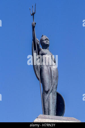 Port Stanley nelle isole Falkland. 7 febbraio, 2003. Statua di Britannia in cima al monumento commemorativo in Port Stanley, capitale delle Isole Falkland, eretta dagli isolani per commemorare la loro liberazione nella breve guerra non dichiarata tra Argentina e Gran Bretagna nel 1982 per il controllo delle Isole Falkland © Arnold Drapkin/ZUMA filo/Alamy Live News Foto Stock