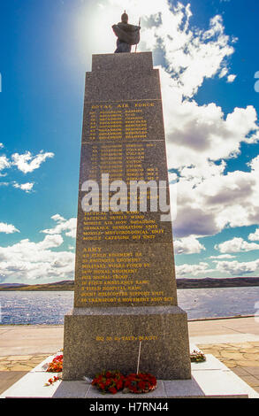 Port Stanley nelle isole Falkland. 7 febbraio, 2003. Statua di Britannia in cima al monumento commemorativo in Port Stanley, capitale delle Isole Falkland, eretta dagli isolani per commemorare la loro liberazione nella breve guerra non dichiarata tra Argentina e Gran Bretagna nel 1982 per il controllo delle Isole Falkland © Arnold Drapkin/ZUMA filo/Alamy Live News Foto Stock