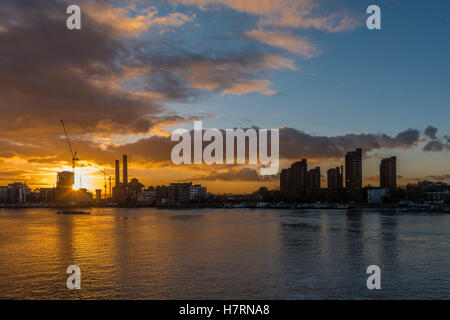Londra, Regno Unito. 7 Novembre, 2016. In inverno il sole tramonta sul Fiume Tamigi e Chelsea Harbour.07 Nov 2016 Credit: Guy Bell/Alamy Live News Foto Stock