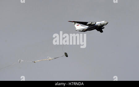 Kovin, Serbia. 7 Novembre, 2016. Belgrado, bielorusso e militare serba esercizio "La Fratellanza slava 2016' all aeroporto militare Kovin. 7 Nov, 2016. Un russo veicolo blindato è paracadutato da un aereo durante il giunto, russe e bielorusse militare serbo esercizio "La Fratellanza slava 2016' all aeroporto militare Kovin, Serbia su nov. 7, 2016. La Russia, la Bielorussia e la Serbia inizio lunedì un giunto militare internazionale di esercitare sotto il nome di 'La Fratellanza slava 2016'. Il trapano durerà fino al 9 novembre 9. Credito: Predrag Milosavljevic/Xinhua/Alamy Live News Foto Stock