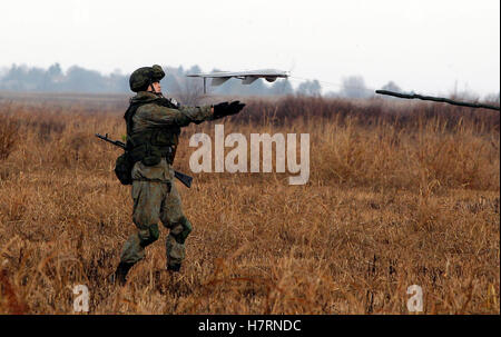 Kovin, Serbia. 7 Novembre, 2016. Belgrado, bielorusso e militare serba esercizio "La Fratellanza slava 2016' all aeroporto militare Kovin. 7 Nov, 2016. Un veterano russo rilascia un 'Tachyon' drone di ricognizione di aeromobile durante il giunto, russe e bielorusse militare serbo esercizio "La Fratellanza slava 2016' all aeroporto militare Kovin, Serbia su nov. 7, 2016. La Russia, la Bielorussia e la Serbia inizio lunedì un giunto militare internazionale di esercitare sotto il nome di 'La Fratellanza slava 2016'. Il trapano durerà fino al 9 novembre 9. Credito: Predrag Milosavljevic/Xinhua/Alamy Live News Foto Stock