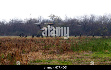 Kovin, Serbia. 7 Novembre, 2016. Belgrado, bielorusso e militare serba esercizio "La Fratellanza slava 2016' all aeroporto militare Kovin. 7 Nov, 2016. Il serbo soldati sbarcati da un elicottero durante il giunto, russe e bielorusse militare serbo esercizio "La Fratellanza slava 2016' all aeroporto militare Kovin, Serbia su nov. 7, 2016. La Russia, la Bielorussia e la Serbia inizio lunedì un giunto militare internazionale di esercitare sotto il nome di 'La Fratellanza slava 2016'. Il trapano durerà fino al 9 novembre 9. Credito: Predrag Milosavljevic/Xinhua/Alamy Live News Foto Stock