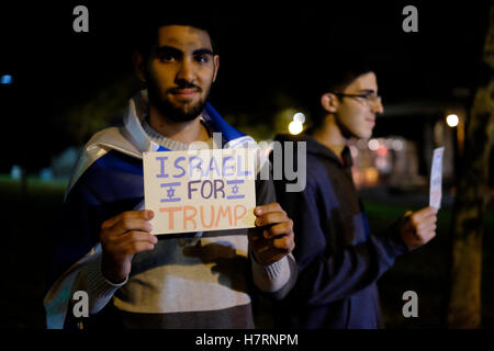 Gerusalemme, Israele. 7 Nov, 2016. I sostenitori di Israele di noi il candidato presidenziale Donald Trump tenendo un cartello che legge in Israele per Trump durante un pro Trump rally di fronte al consolato americano a Gerusalemme occidentale Israele Credito: Eddie Gerald/Alamy Live News Foto Stock