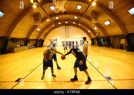 Albuquerque, Nuovo Messico, Stati Uniti d'America. 31 ott 2016. 103116.pioppi neri americani Prep classica ragazzi della squadra di basket è vedere durante il loro primo pratica . Fotografato il lunedì 31 ottobre, 2016. Adolphe Pierre-Louis/ufficiale. © Adolphe Pierre-Louis/Albuquerque ufficiale/ZUMA filo/Alamy Live News Foto Stock