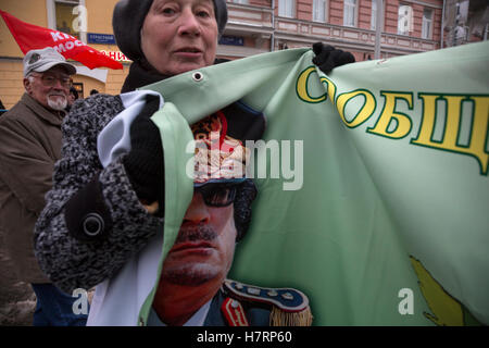 Mosca, Russia. 07 Nov, 2016 Partito dei Comunisti sostenitori si radunano per contrassegnare la 99th anniversario del 1917 rivoluzione bolscevica nelle vie centrali di Mosca Credito: Nikolay Vinokurov/Alamy Live News Foto Stock