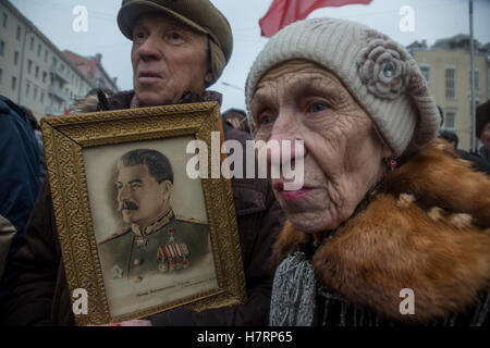 Mosca, Russia. 07 Nov, 2016 Partito dei Comunisti sostenitori si radunano per contrassegnare la 99th anniversario del 1917 rivoluzione bolscevica nelle vie centrali di Mosca Credito: Nikolay Vinokurov/Alamy Live News Foto Stock