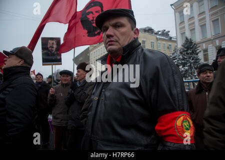 Mosca, Russia. 07 Nov, 2016 Partito dei Comunisti sostenitori si radunano per contrassegnare la 99th anniversario del 1917 rivoluzione bolscevica nelle vie centrali di Mosca Credito: Nikolay Vinokurov/Alamy Live News Foto Stock