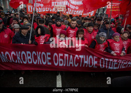 Mosca, Russia. 07 Nov, 2016 Partito dei Comunisti sostenitori si radunano per contrassegnare la 99th anniversario del 1917 rivoluzione bolscevica nelle vie centrali di Mosca Credito: Nikolay Vinokurov/Alamy Live News Foto Stock