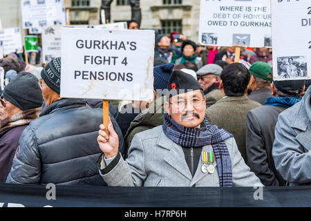 Londra, Regno Unito. 7 Novembre, 2016. Gurkha dimostrazione delle pensioni di parità con loro non-Gurkha equivalenti britannici.Di fronte a Downing Street Credit: Chris Frost/Alamy Live News Foto Stock
