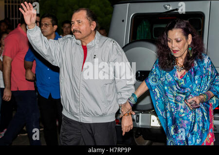 Managua, Nicaragua. 6 Nov, 2016. Presidente nicaraguayen Daniel Ortega (L) arriva in corrispondenza di un centro di polling in Managua capitale del Nicaragua, il nov. 6, 2016. Presidente nicaraguayen Daniel Ortega ha vinto le elezioni presidenziali, ha confermato il Consiglio supremo elettorale (CSE) di lunedì. © Oscar Navarrete/Xinhua/Alamy Live News Foto Stock