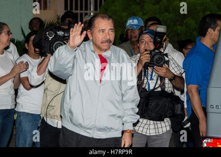 Managua, Nicaragua. 6 Nov, 2016. Presidente nicaraguayen Daniel Ortega (anteriore) arriva in corrispondenza di un centro di polling in Managua capitale del Nicaragua, il nov. 6, 2016. Presidente nicaraguayen Daniel Ortega ha vinto le elezioni presidenziali, ha confermato il Consiglio supremo elettorale (CSE) di lunedì. © Oscar Navarrete/Xinhua/Alamy Live News Foto Stock