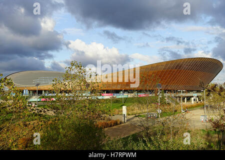 Stratford, Londra, Regno Unito. 7 Novembre, 2016. Regno Unito: Meteo Brisk venti del nord ha portato molto freddo ma asciutto per la capitale. Il velodromo a Stratford sembrava particolarmente pittoresco. Credito: James jagger/Alamy Live News Foto Stock