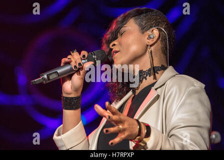 Bournemouth, Regno Unito. 7 Novembre, 2016. Gabrielle live in concerto presso il padiglione in Bournemouth Credito: Charlie Raven/Alamy Live News Foto Stock