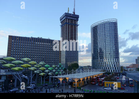 Stratford, Londra, Regno Unito. 7 Novembre, 2016. Regno Unito: Meteo Brisk venti del nord ha portato molto freddo ma asciutto per la capitale. Stratford al tramonto. Credito: James jagger/Alamy Live News Foto Stock