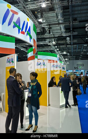 Gli espositori e i visitatori del World Travel Market 2016 presso il Centro Esposizioni Excel. Londra, UK Foto Stock