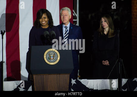 La First Lady Michelle Obama affronta una folla stimata a più di 30.000 il riempimento di Filadelfia Independence Mall alla vigilia delle elezioni americane, Lunedì, Novembre 7th, 2016. Foto Stock